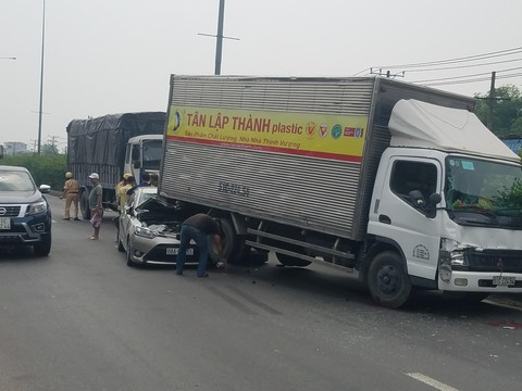 5 ôtô tông liên hoàn, quốc lộ 1A kẹt xe gần 2 giờ - Ảnh 2. 5 ôtô tông liên hoàn, quốc lộ 1A kẹt xe gần 2 giờ - Ảnh 2.