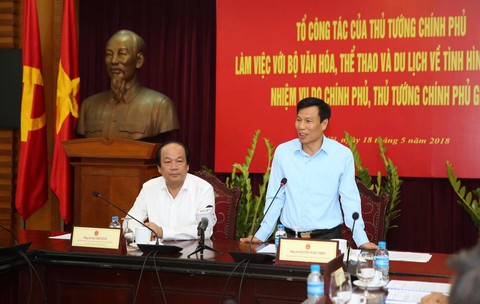 Khách Trung Quốc mặc áo lưỡi bò vào Việt Nam là hành vi có tổ chức - Ảnh 3. Khách Trung Quốc mặc áo lưỡi bò vào Việt Nam là hành vi có tổ chức - Ảnh 3.