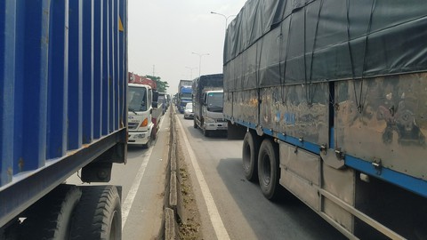 5 ôtô tông liên hoàn, quốc lộ 1A kẹt xe gần 2 giờ - Ảnh 3. 5 ôtô tông liên hoàn, quốc lộ 1A kẹt xe gần 2 giờ - Ảnh 3.