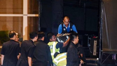 Thu giữ hàng chục bao tải tiền, trang sức tại nhà cựu thủ tướng Malaysia - Ảnh 1. Thu giữ hàng chục bao tải tiền, trang sức tại nhà cựu thủ tướng Malaysia - Ảnh 1.