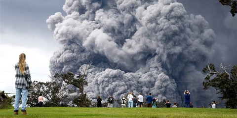 Núi lửa Hawaii phun cột tro bụi cao 9km - Ảnh 3. Núi lửa Hawaii phun cột tro bụi cao 9km - Ảnh 3.