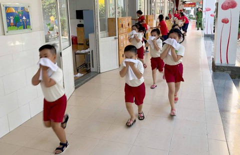 Bé mầm non học kỹ năng thoát hiểm khi có cháy - Ảnh 1. Bé mầm non học kỹ năng thoát hiểm khi có cháy - Ảnh 1.