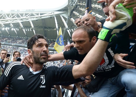 Cổ động viên Juventus bật khóc trong ngày chia tay Buffon - Ảnh 2. Cổ động viên Juventus bật khóc trong ngày chia tay Buffon - Ảnh 2.