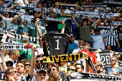 Cổ động viên Juventus bật khóc trong ngày chia tay Buffon - Ảnh 4. Cổ động viên Juventus bật khóc trong ngày chia tay Buffon - Ảnh 4.