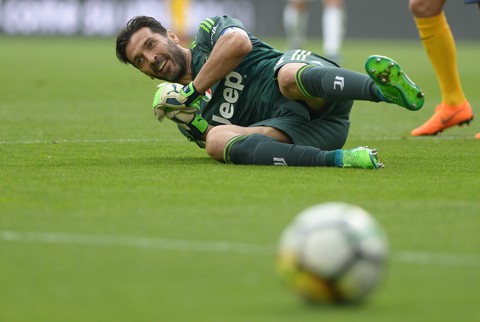 Cổ động viên Juventus bật khóc trong ngày chia tay Buffon - Ảnh 5. Cổ động viên Juventus bật khóc trong ngày chia tay Buffon - Ảnh 5.