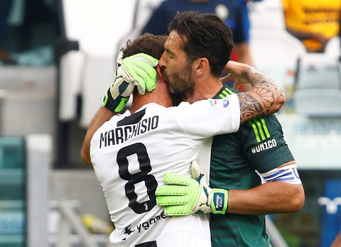 Cổ động viên Juventus bật khóc trong ngày chia tay Buffon - Ảnh 7. Cổ động viên Juventus bật khóc trong ngày chia tay Buffon - Ảnh 7.