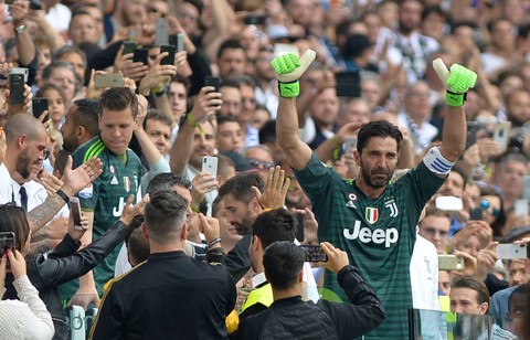 Cổ động viên Juventus bật khóc trong ngày chia tay Buffon - Ảnh 1. Cổ động viên Juventus bật khóc trong ngày chia tay Buffon - Ảnh 1.