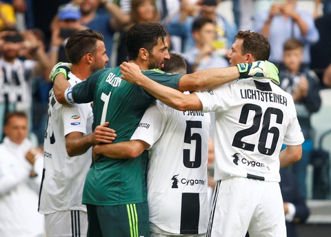 Cổ động viên Juventus bật khóc trong ngày chia tay Buffon - Ảnh 8. Cổ động viên Juventus bật khóc trong ngày chia tay Buffon - Ảnh 8.