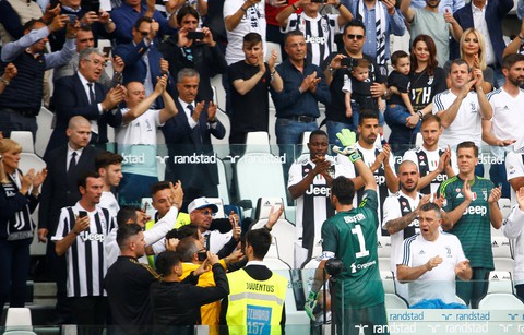Cổ động viên Juventus bật khóc trong ngày chia tay Buffon - Ảnh 11. Cổ động viên Juventus bật khóc trong ngày chia tay Buffon - Ảnh 11.