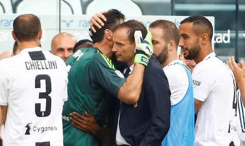 Cổ động viên Juventus bật khóc trong ngày chia tay Buffon - Ảnh 9. Cổ động viên Juventus bật khóc trong ngày chia tay Buffon - Ảnh 9.