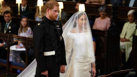 Hoàng tử Harry và Meghan Markle hôn nhau trước nhà nguyện St George - Ảnh 5. Hoàng tử Harry và Meghan Markle hôn nhau trước nhà nguyện St George - Ảnh 5.