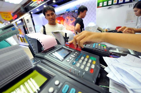 Sắp có lộ trình chuyển 70 triệu thẻ ATM sang thẻ chip - Ảnh 1. Sắp có lộ trình chuyển 70 triệu thẻ ATM sang thẻ chip - Ảnh 1.
