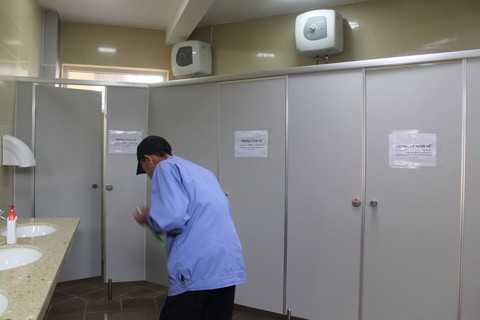 Có giám đốc bệnh viện nào bị kỷ luật vì... nhà vệ sinh bẩn chưa? - Ảnh 1. Có giám đốc bệnh viện nào bị kỷ luật vì... nhà vệ sinh bẩn chưa? - Ảnh 1.