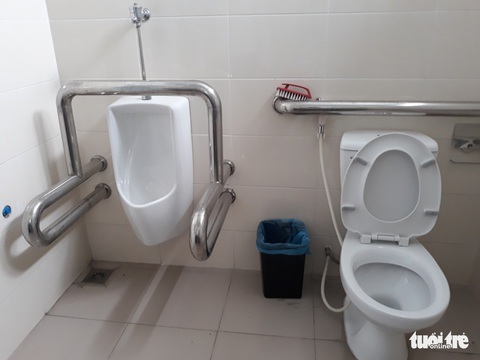 Ngắm nhà vệ sinh bệnh viện quận sạch… hết chỗ chê - Ảnh 5. Ngắm nhà vệ sinh bệnh viện quận sạch… hết chỗ chê - Ảnh 5.