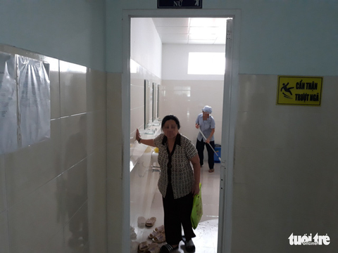 Ngắm nhà vệ sinh bệnh viện quận sạch… hết chỗ chê - Ảnh 1. Ngắm nhà vệ sinh bệnh viện quận sạch… hết chỗ chê - Ảnh 1.