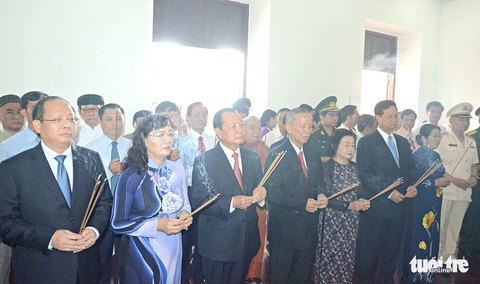 Lãnh đạo TP.HCM dâng hương tưởng nhớ Chủ tịch Hồ Chí Minh - Ảnh 1. Lãnh đạo TP.HCM dâng hương tưởng nhớ Chủ tịch Hồ Chí Minh - Ảnh 1.