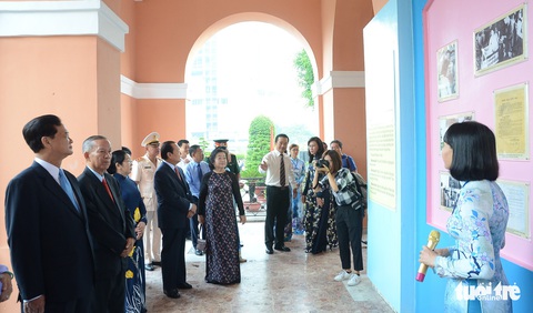 Lãnh đạo TP.HCM dâng hương tưởng nhớ Chủ tịch Hồ Chí Minh - Ảnh 4. Lãnh đạo TP.HCM dâng hương tưởng nhớ Chủ tịch Hồ Chí Minh - Ảnh 4.