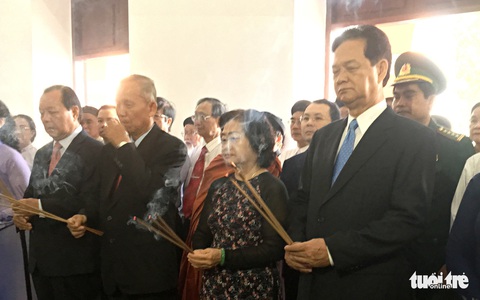 Lãnh đạo TP.HCM dâng hương tưởng nhớ Chủ tịch Hồ Chí Minh - Ảnh 3. Lãnh đạo TP.HCM dâng hương tưởng nhớ Chủ tịch Hồ Chí Minh - Ảnh 3.