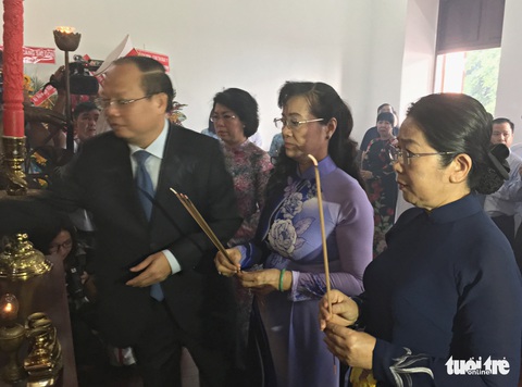 Lãnh đạo TP.HCM dâng hương tưởng nhớ Chủ tịch Hồ Chí Minh - Ảnh 2. Lãnh đạo TP.HCM dâng hương tưởng nhớ Chủ tịch Hồ Chí Minh - Ảnh 2.