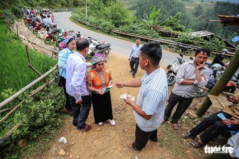 Thu tiền vé triển lãm ‘Mây pha lê’, nhiều du khách bỡ ngỡ - Ảnh 3. Thu tiền vé triển lãm ‘Mây pha lê’, nhiều du khách bỡ ngỡ - Ảnh 3.