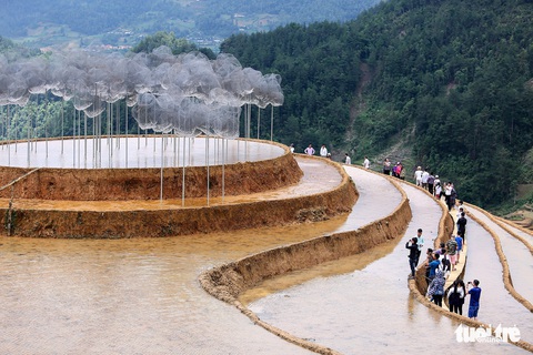 Thu tiền vé triển lãm ‘Mây pha lê’, nhiều du khách bỡ ngỡ - Ảnh 5. Thu tiền vé triển lãm ‘Mây pha lê’, nhiều du khách bỡ ngỡ - Ảnh 5.