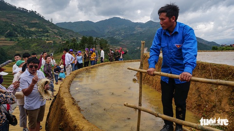 Thu tiền vé triển lãm ‘Mây pha lê’, nhiều du khách bỡ ngỡ - Ảnh 10. Thu tiền vé triển lãm ‘Mây pha lê’, nhiều du khách bỡ ngỡ - Ảnh 10.