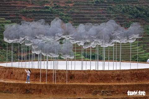 Thu tiền vé triển lãm ‘Mây pha lê’, nhiều du khách bỡ ngỡ - Ảnh 9. Thu tiền vé triển lãm ‘Mây pha lê’, nhiều du khách bỡ ngỡ - Ảnh 9.