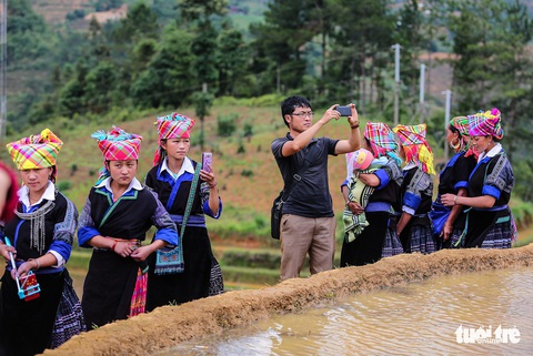 Thu tiền vé triển lãm ‘Mây pha lê’, nhiều du khách bỡ ngỡ - Ảnh 7. Thu tiền vé triển lãm ‘Mây pha lê’, nhiều du khách bỡ ngỡ - Ảnh 7.
