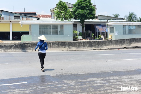 Cận cảnh hầm bộ hành ở Bình Chánh xuống cấp nghiêm trọng - Ảnh 12. Cận cảnh hầm bộ hành ở Bình Chánh xuống cấp nghiêm trọng - Ảnh 12.