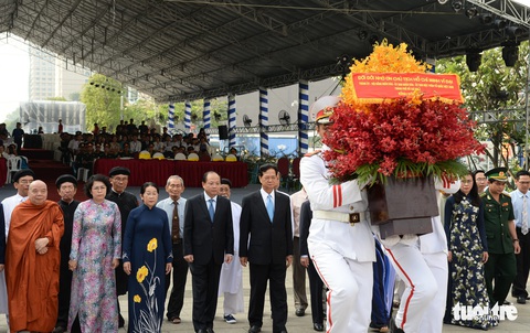 Lãnh đạo TP.HCM dâng hương tưởng nhớ Chủ tịch Hồ Chí Minh - Ảnh 5. Lãnh đạo TP.HCM dâng hương tưởng nhớ Chủ tịch Hồ Chí Minh - Ảnh 5.