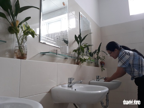 Ngắm nhà vệ sinh bệnh viện quận sạch… hết chỗ chê - Ảnh 4. Ngắm nhà vệ sinh bệnh viện quận sạch… hết chỗ chê - Ảnh 4.