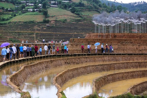 Mây pha lê - La Pán Tẩn: sao không mở lòng mà cứ chửi rủa ném đá? - Ảnh 2. Mây pha lê - La Pán Tẩn: sao không mở lòng mà cứ chửi rủa ném đá? - Ảnh 2.