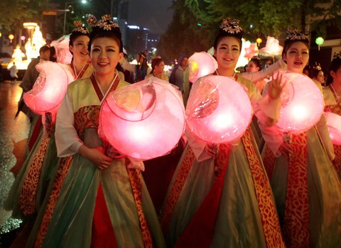 Thế giới trong tuần qua ảnh: xả súng, biểu tình, máy bay rơi và đám cưới Hoàng gia - Ảnh 11. Thế giới trong tuần qua ảnh: xả súng, biểu tình, máy bay rơi và đám cưới Hoàng gia - Ảnh 11.