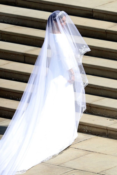 Meghan Markle diện váy cưới Givenchy trong đám cưới Hoàng gia - Ảnh 4. Meghan Markle diện váy cưới Givenchy trong đám cưới Hoàng gia - Ảnh 4.