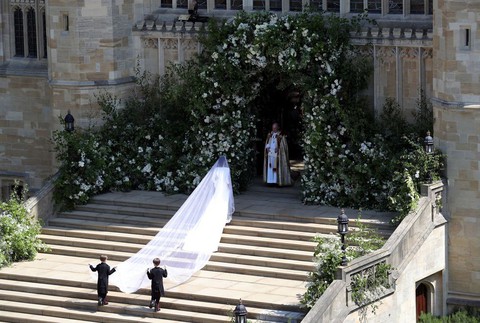 Meghan Markle diện váy cưới Givenchy trong đám cưới Hoàng gia - Ảnh 5. Meghan Markle diện váy cưới Givenchy trong đám cưới Hoàng gia - Ảnh 5.