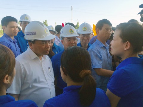 Thủ tướng Nguyễn Xuân Phúc thăm công nhân tại tỉnh Hà Nam - Ảnh 2. Thủ tướng Nguyễn Xuân Phúc thăm công nhân tại tỉnh Hà Nam - Ảnh 2.