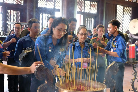 Trao huy hiệu Thanh niên tiên tiến làm theo lời Bác cho 336 bạn trẻ - Ảnh 4. Trao huy hiệu Thanh niên tiên tiến làm theo lời Bác cho 336 bạn trẻ - Ảnh 4.