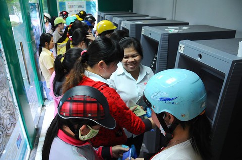 Khi nào 70 triệu thẻ ATM chuyển sang thẻ chip? - Ảnh 2. Khi nào 70 triệu thẻ ATM chuyển sang thẻ chip? - Ảnh 2.