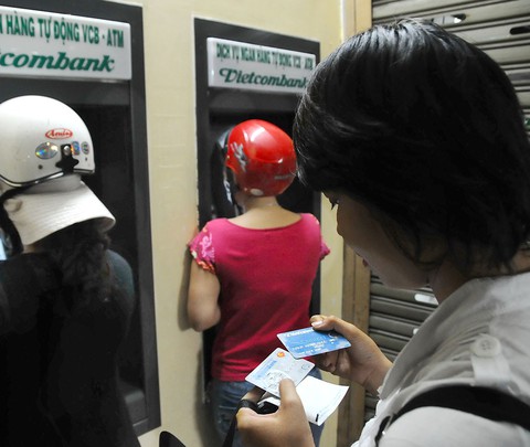Khi nào 70 triệu thẻ ATM chuyển sang thẻ chip? - Ảnh 1. Khi nào 70 triệu thẻ ATM chuyển sang thẻ chip? - Ảnh 1.