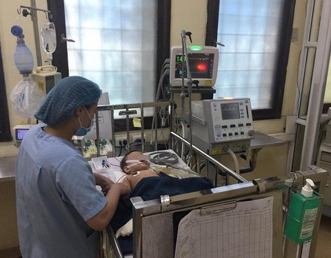 Rợn người với thanh sắt đâm thủng sọ bé gái 8 tháng tuổi - Ảnh 2. Rợn người với thanh sắt đâm thủng sọ bé gái 8 tháng tuổi - Ảnh 2.