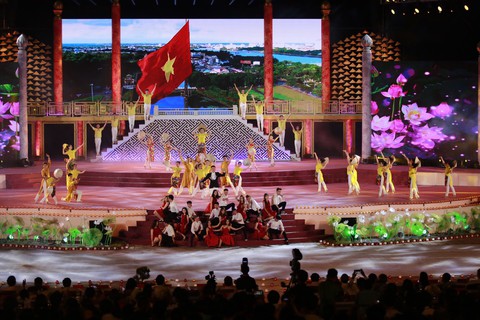 Festival Huế 2018 lộng lẫy bế mạc: Hát khúc ân tình đêm giã bạn - Ảnh 8. Festival Huế 2018 lộng lẫy bế mạc: Hát khúc ân tình đêm giã bạn - Ảnh 8.