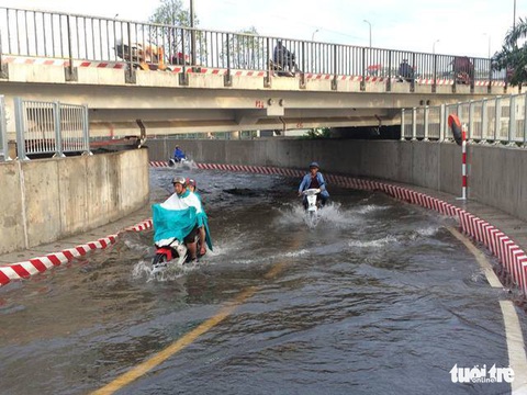 Mưa ngập nước lênh láng trong hầm chui cầu Bình Triệu - Ảnh 1. Mưa ngập nước lênh láng trong hầm chui cầu Bình Triệu - Ảnh 1.