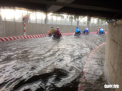 Mưa ngập nước lênh láng trong hầm chui cầu Bình Triệu - Ảnh 2. Mưa ngập nước lênh láng trong hầm chui cầu Bình Triệu - Ảnh 2.