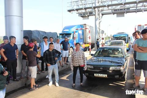 Tài xế chở người đi cấp cứu tấn công vệ sĩ trạm BOT Ninh Lộc - Ảnh 1. Tài xế chở người đi cấp cứu tấn công vệ sĩ trạm BOT Ninh Lộc - Ảnh 1.