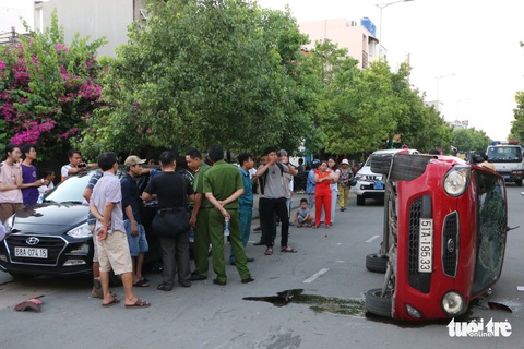 Thiếu niên 17 tuổi lái ôtô húc hàng loạt xe tại Sài Gòn - Ảnh 1. Thiếu niên 17 tuổi lái ôtô húc hàng loạt xe tại Sài Gòn - Ảnh 1.