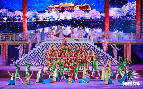 Festival Huế 2018 lộng lẫy bế mạc: Hát khúc ân tình đêm giã bạn - Ảnh 3. Festival Huế 2018 lộng lẫy bế mạc: Hát khúc ân tình đêm giã bạn - Ảnh 3.
