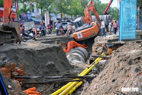 Sau mưa, dự án hầm chui Tân Phong xuất hiện hố nuốt xe tải - Ảnh 2. Sau mưa, dự án hầm chui Tân Phong xuất hiện hố nuốt xe tải - Ảnh 2.
