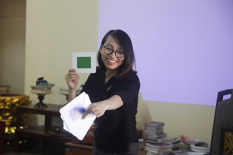 Cô gái giảng dạy tiếng Anh miễn phí ở chùa - Ảnh 6. Cô gái giảng dạy tiếng Anh miễn phí ở chùa - Ảnh 6.