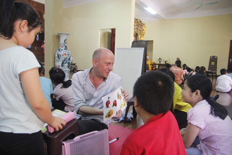 Cô gái giảng dạy tiếng Anh miễn phí ở chùa - Ảnh 5. Cô gái giảng dạy tiếng Anh miễn phí ở chùa - Ảnh 5.