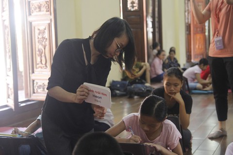 Cô gái giảng dạy tiếng Anh miễn phí ở chùa - Ảnh 4. Cô gái giảng dạy tiếng Anh miễn phí ở chùa - Ảnh 4.